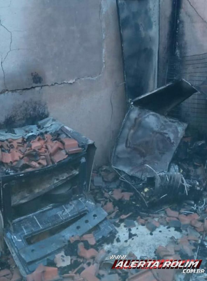 Casa é tomada por incêndio na linha 200 na noite de quinta-feira, em Rolim de Moura Casa é tomada por incêndio na linha 200 na noite de quinta-feira, em Rolim de Moura