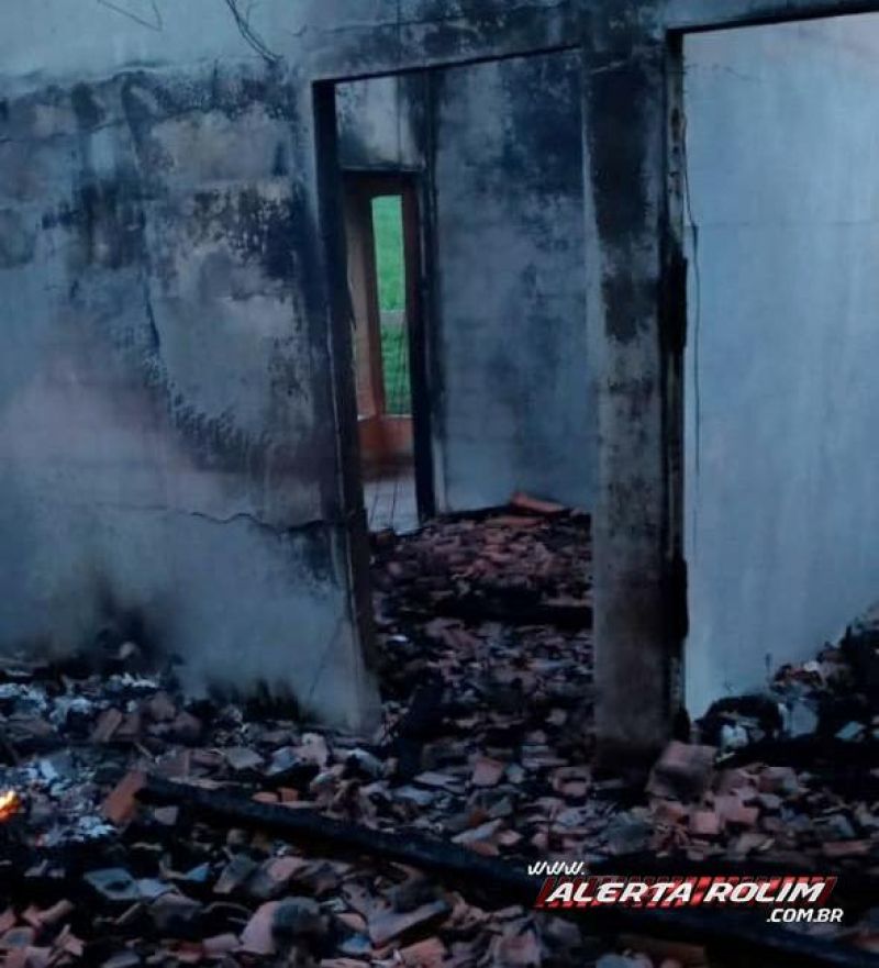 Casa é tomada por incêndio na linha 200 na noite de quinta-feira, em Rolim de Moura Casa é tomada por incêndio na linha 200 na noite de quinta-feira, em Rolim de Moura