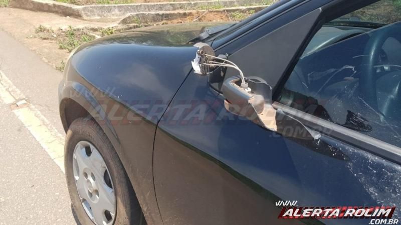 Condutor de carro invade contramão, atinge retrovisor de um automóvel, causa queda de um motociclista e passageiro e foge do local, na RO-383 em Rolim de Moura Condutor de carro invade contramão, atinge retrovisor de um automóvel, causa queda de um motociclista e passageiro e foge do local, na RO-383 em Rolim de Moura