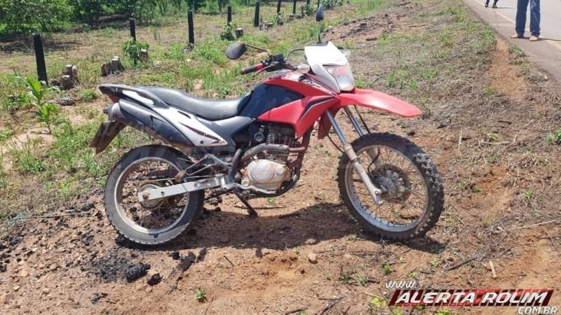 Condutor de carro invade contramão, atinge retrovisor de um automóvel, causa queda de um motociclista e passageiro e foge do local, na RO-383 em Rolim de Moura Condutor de carro invade contramão, atinge retrovisor de um automóvel, causa queda de um motociclista e passageiro e foge do local, na RO-383 em Rolim de Moura