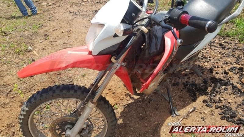 Condutor de carro invade contramão, atinge retrovisor de um automóvel, causa queda de um motociclista e passageiro e foge do local, na RO-383 em Rolim de Moura Condutor de carro invade contramão, atinge retrovisor de um automóvel, causa queda de um motociclista e passageiro e foge do local, na RO-383 em Rolim de Moura