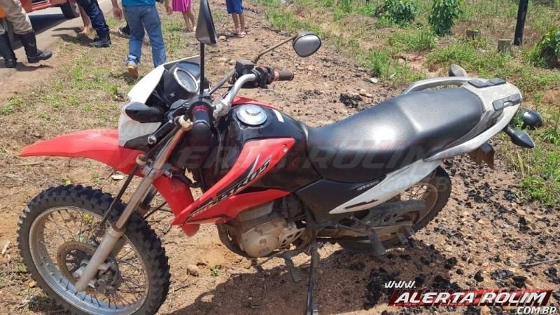 Condutor de carro invade contramão, atinge retrovisor de um automóvel, causa queda de um motociclista e passageiro e foge do local, na RO-383 em Rolim de Moura Condutor de carro invade contramão, atinge retrovisor de um automóvel, causa queda de um motociclista e passageiro e foge do local, na RO-383 em Rolim de Moura