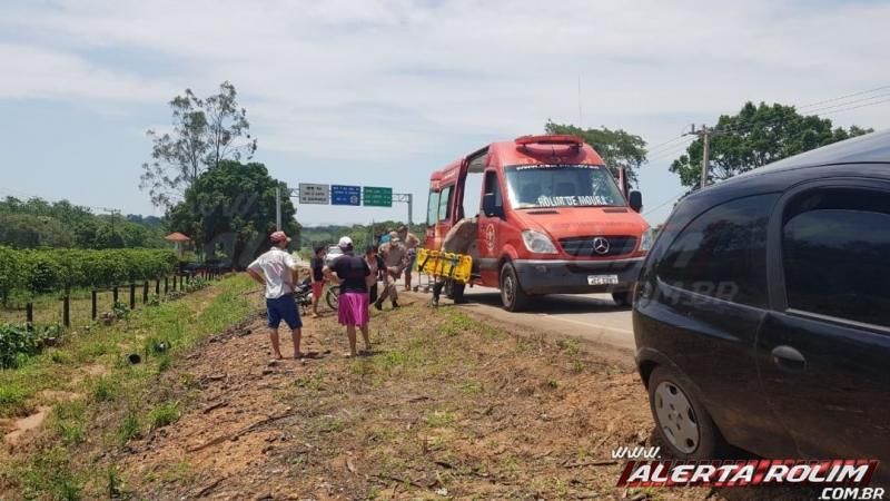 Condutor de carro invade contramão, atinge retrovisor de um automóvel, causa queda de um motociclista e passageiro e foge do local, na RO-383 em Rolim de Moura Condutor de carro invade contramão, atinge retrovisor de um automóvel, causa queda de um motociclista e passageiro e foge do local, na RO-383 em Rolim de Moura