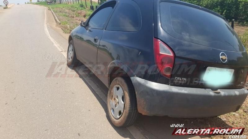 Condutor de carro invade contramão, atinge retrovisor de um automóvel, causa queda de um motociclista e passageiro e foge do local, na RO-383 em Rolim de Moura Condutor de carro invade contramão, atinge retrovisor de um automóvel, causa queda de um motociclista e passageiro e foge do local, na RO-383 em Rolim de Moura