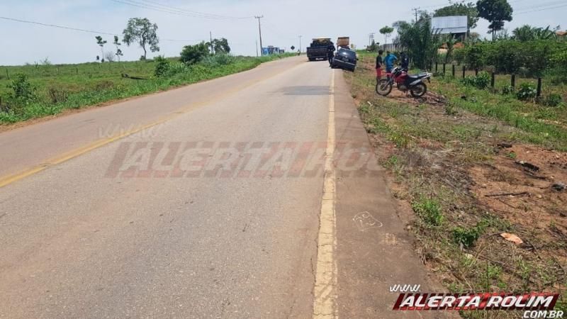 Condutor de carro invade contramão, atinge retrovisor de um automóvel, causa queda de um motociclista e passageiro e foge do local, na RO-383 em Rolim de Moura Condutor de carro invade contramão, atinge retrovisor de um automóvel, causa queda de um motociclista e passageiro e foge do local, na RO-383 em Rolim de Moura