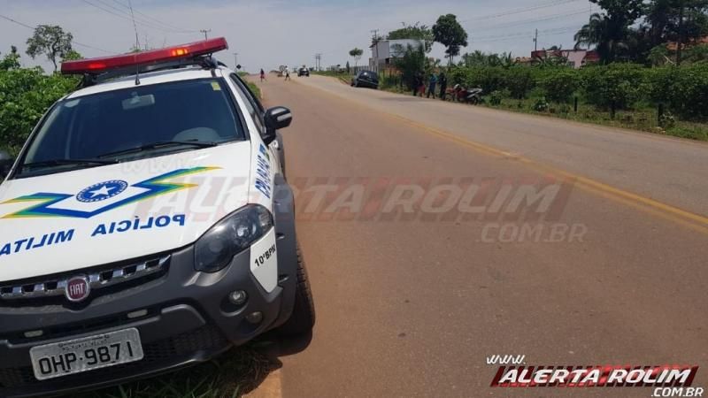 Condutor de carro invade contramão, atinge retrovisor de um automóvel, causa queda de um motociclista e passageiro e foge do local, na RO-383 em Rolim de Moura Condutor de carro invade contramão, atinge retrovisor de um automóvel, causa queda de um motociclista e passageiro e foge do local, na RO-383 em Rolim de Moura