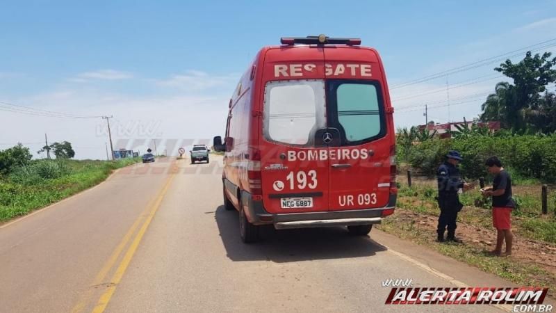 Condutor de carro invade contramão, atinge retrovisor de um automóvel, causa queda de um motociclista e passageiro e foge do local, na RO-383 em Rolim de Moura Condutor de carro invade contramão, atinge retrovisor de um automóvel, causa queda de um motociclista e passageiro e foge do local, na RO-383 em Rolim de Moura