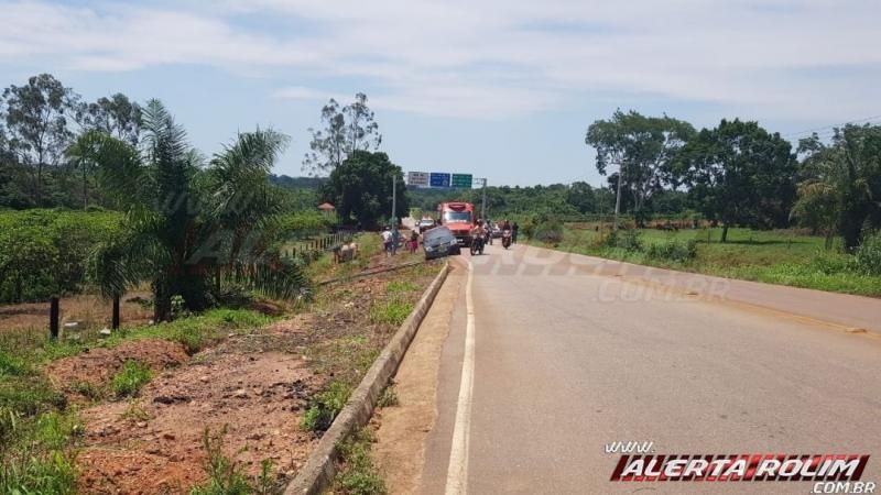 Condutor de carro invade contramão, atinge retrovisor de um automóvel, causa queda de um motociclista e passageiro e foge do local, na RO-383 em Rolim de Moura Condutor de carro invade contramão, atinge retrovisor de um automóvel, causa queda de um motociclista e passageiro e foge do local, na RO-383 em Rolim de Moura