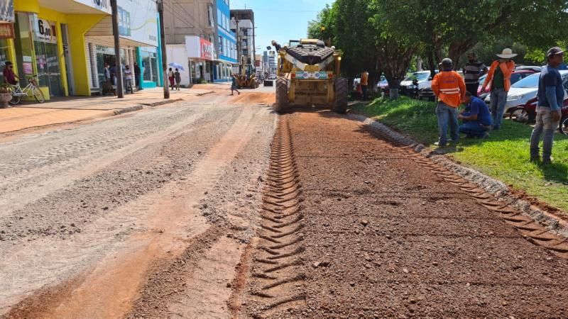 Equipe do DER pede colaboração de empresários e moradores Equipe do DER pede colaboração de empresários e moradores