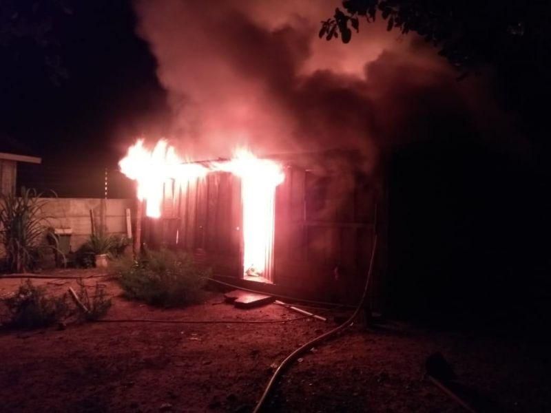 Família que teve residência incendiada no Beira Rio precisa de ajuda, em Rolim de Moura Família que teve residência incendiada no Beira Rio precisa de ajuda, em Rolim de Moura