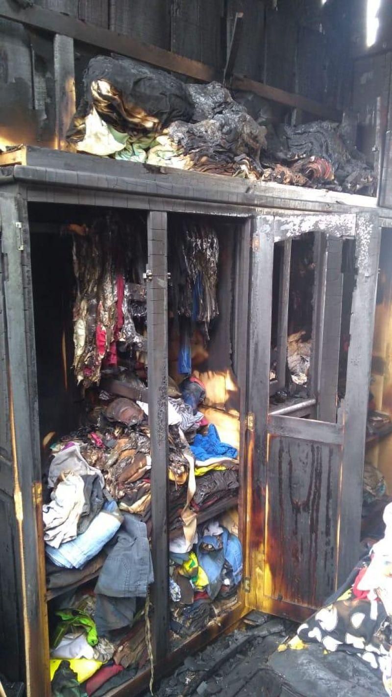 Família que teve residência incendiada no Beira Rio precisa de ajuda, em Rolim de Moura Família que teve residência incendiada no Beira Rio precisa de ajuda, em Rolim de Moura