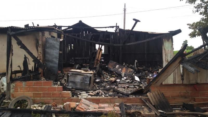 Família que teve residência incendiada no Beira Rio precisa de ajuda, em Rolim de Moura Família que teve residência incendiada no Beira Rio precisa de ajuda, em Rolim de Moura