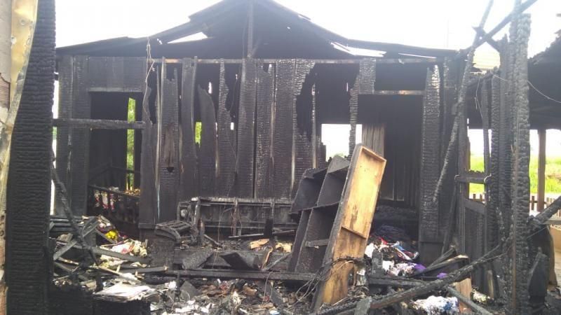 Família que teve residência incendiada no Beira Rio precisa de ajuda, em Rolim de Moura Família que teve residência incendiada no Beira Rio precisa de ajuda, em Rolim de Moura