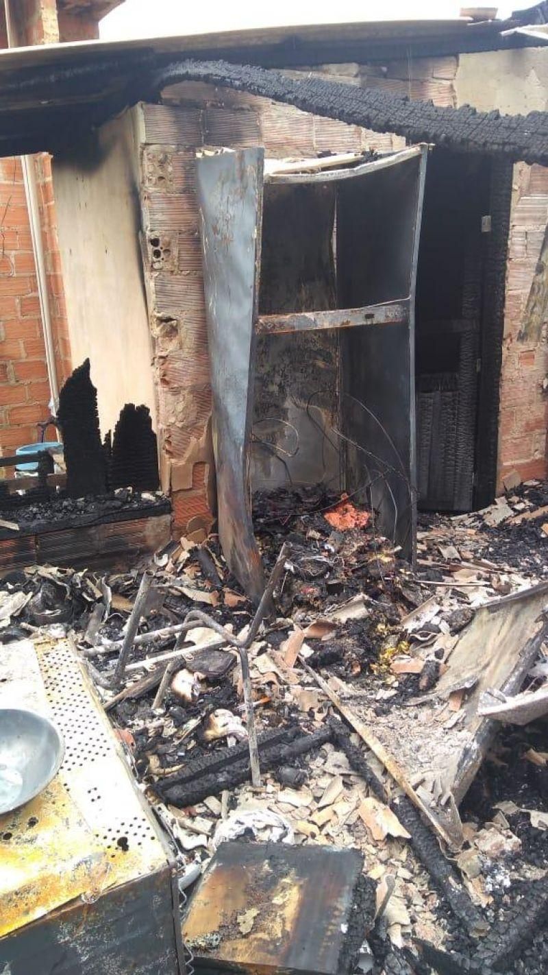Família que teve residência incendiada no Beira Rio precisa de ajuda, em Rolim de Moura Família que teve residência incendiada no Beira Rio precisa de ajuda, em Rolim de Moura