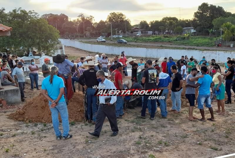 Familiares, amigos e colegas realizaram uma emocionante despedida à Maurício Gomes que foi a óbito, após acidente em Castanheiras Familiares, amigos e colegas realizaram uma emocionante despedida à Maurício Gomes que foi a óbito, após acidente em Castanheiras