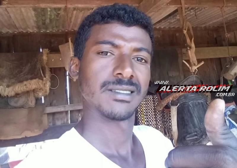 Familiares, amigos e colegas realizaram uma emocionante despedida à Maurício Gomes que foi a óbito, após acidente em Castanheiras Familiares, amigos e colegas realizaram uma emocionante despedida à Maurício Gomes que foi a óbito, após acidente em Castanheiras