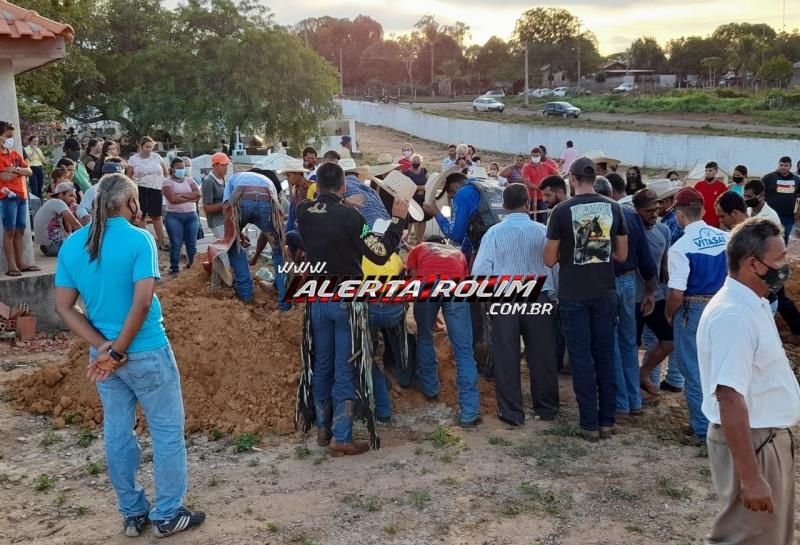 Familiares, amigos e colegas realizaram uma emocionante despedida à Maurício Gomes que foi a óbito, após acidente em Castanheiras Familiares, amigos e colegas realizaram uma emocionante despedida à Maurício Gomes que foi a óbito, após acidente em Castanheiras