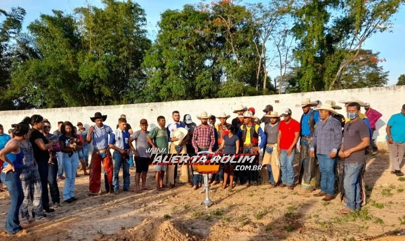 Familiares, amigos e colegas realizaram uma emocionante despedida à Maurício Gomes que foi a óbito, após acidente em Castanheiras Familiares, amigos e colegas realizaram uma emocionante despedida à Maurício Gomes que foi a óbito, após acidente em Castanheiras