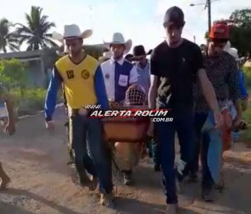Familiares, amigos e colegas realizaram uma emocionante despedida à Maurício Gomes que foi a óbito, após acidente em Castanheiras Familiares, amigos e colegas realizaram uma emocionante despedida à Maurício Gomes que foi a óbito, após acidente em Castanheiras