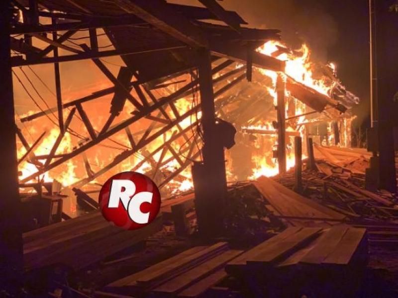 Incêndio destrói parte de uma madeireira, em São Francisco do Guaporé Incêndio destrói parte de uma madeireira, em São Francisco do Guaporé