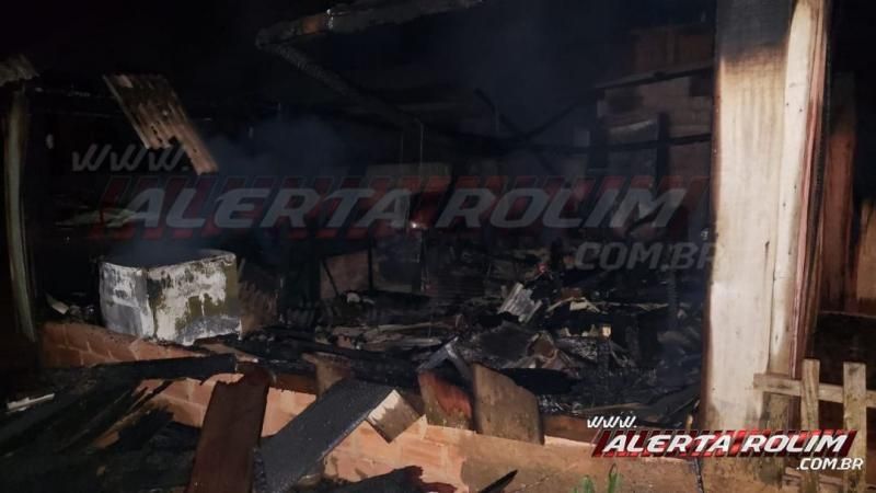 Incêndio destrói residência de madeira no Bairro Beira Rio, em Rolim de Moura Incêndio destrói residência de madeira no Bairro Beira Rio, em Rolim de Moura
