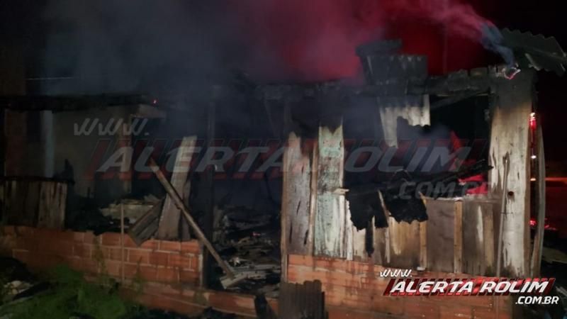 Incêndio destrói residência de madeira no Bairro Beira Rio, em Rolim de Moura Incêndio destrói residência de madeira no Bairro Beira Rio, em Rolim de Moura