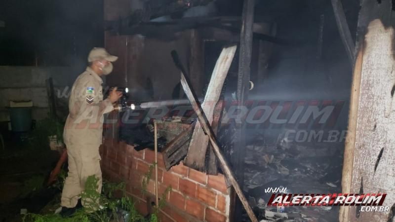 Incêndio destrói residência de madeira no Bairro Beira Rio, em Rolim de Moura Incêndio destrói residência de madeira no Bairro Beira Rio, em Rolim de Moura