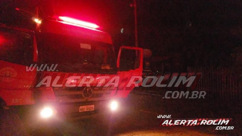 Incêndio destrói residência de madeira no Bairro Beira Rio, em Rolim de Moura Incêndio destrói residência de madeira no Bairro Beira Rio, em Rolim de Moura