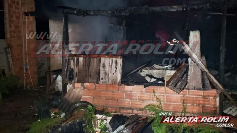 Incêndio destrói residência de madeira no Bairro Beira Rio, em Rolim de Moura Incêndio destrói residência de madeira no Bairro Beira Rio, em Rolim de Moura