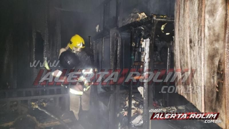 Incêndio destrói residência de madeira no Bairro Beira Rio, em Rolim de Moura Incêndio destrói residência de madeira no Bairro Beira Rio, em Rolim de Moura