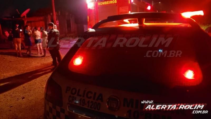 Incêndio destrói residência de madeira no Bairro Beira Rio, em Rolim de Moura Incêndio destrói residência de madeira no Bairro Beira Rio, em Rolim de Moura