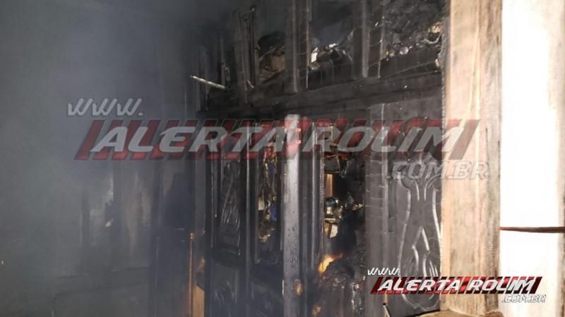 Incêndio destrói residência de madeira no Bairro Beira Rio, em Rolim de Moura Incêndio destrói residência de madeira no Bairro Beira Rio, em Rolim de Moura