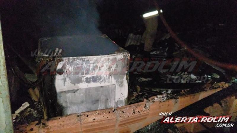 Incêndio destrói residência de madeira no Bairro Beira Rio, em Rolim de Moura Incêndio destrói residência de madeira no Bairro Beira Rio, em Rolim de Moura
