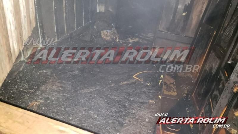 Incêndio destrói residência de madeira no Bairro Beira Rio, em Rolim de Moura Incêndio destrói residência de madeira no Bairro Beira Rio, em Rolim de Moura
