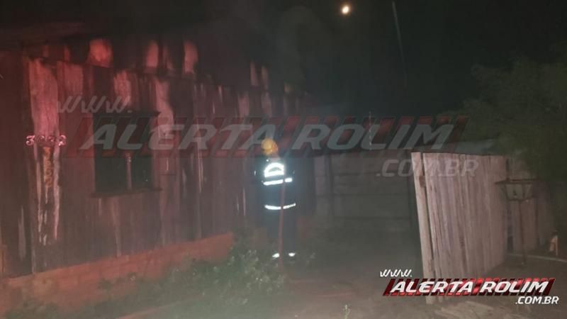 Incêndio destrói residência de madeira no Bairro Beira Rio, em Rolim de Moura Incêndio destrói residência de madeira no Bairro Beira Rio, em Rolim de Moura