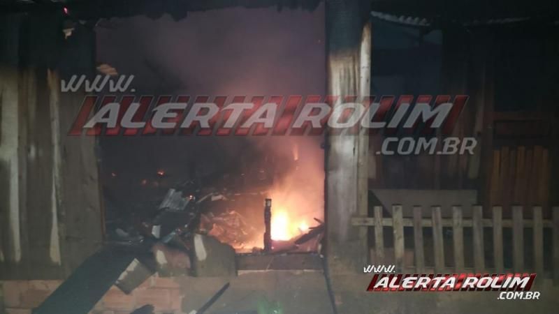 Incêndio destrói residência de madeira no Bairro Beira Rio, em Rolim de Moura Incêndio destrói residência de madeira no Bairro Beira Rio, em Rolim de Moura