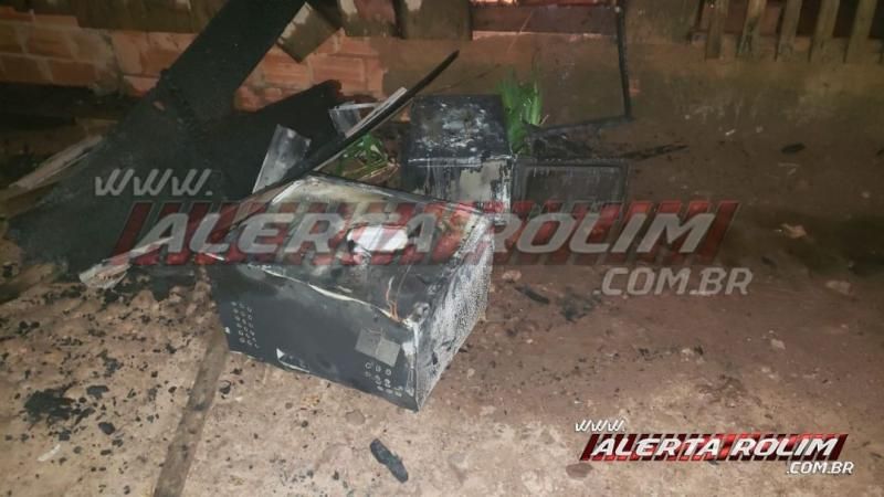 Incêndio destrói residência de madeira no Bairro Beira Rio, em Rolim de Moura Incêndio destrói residência de madeira no Bairro Beira Rio, em Rolim de Moura