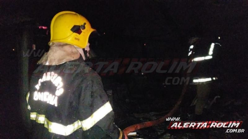 Incêndio destrói residência de madeira no Bairro Beira Rio, em Rolim de Moura Incêndio destrói residência de madeira no Bairro Beira Rio, em Rolim de Moura