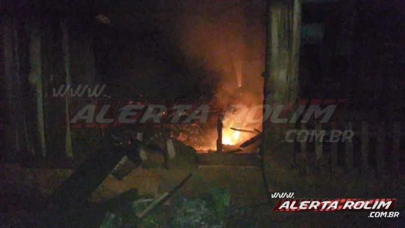 Incêndio destrói residência de madeira no Bairro Beira Rio, em Rolim de Moura Incêndio destrói residência de madeira no Bairro Beira Rio, em Rolim de Moura
