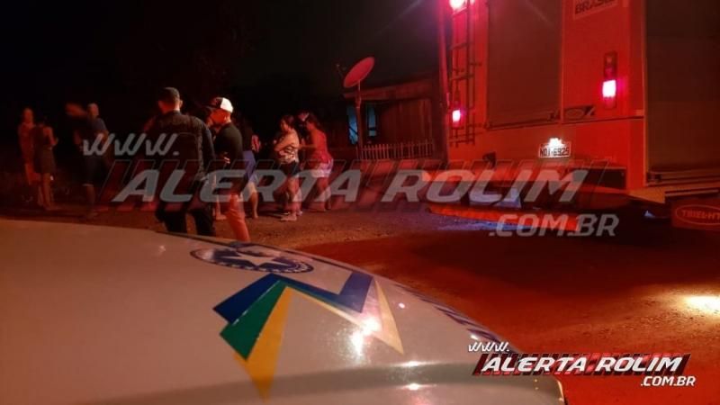 Incêndio destrói residência de madeira no Bairro Beira Rio, em Rolim de Moura Incêndio destrói residência de madeira no Bairro Beira Rio, em Rolim de Moura