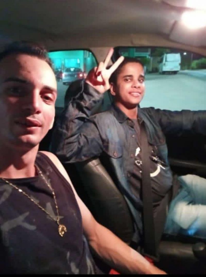 Jovem de 24 anos morre em colisão de veículo com árvore, em Jaru Jovem de 24 anos morre em colisão de veículo com árvore, em Jaru