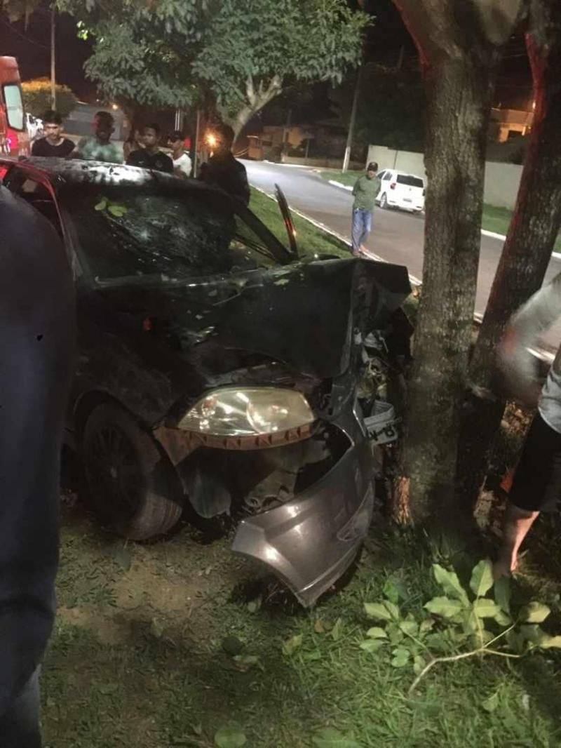 Jovem de 24 anos morre em colisão de veículo com árvore, em Jaru Jovem de 24 anos morre em colisão de veículo com árvore, em Jaru