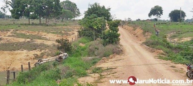 Jovem morre após carro capotar, em Vale do Anari Jovem morre após carro capotar, em Vale do Anari