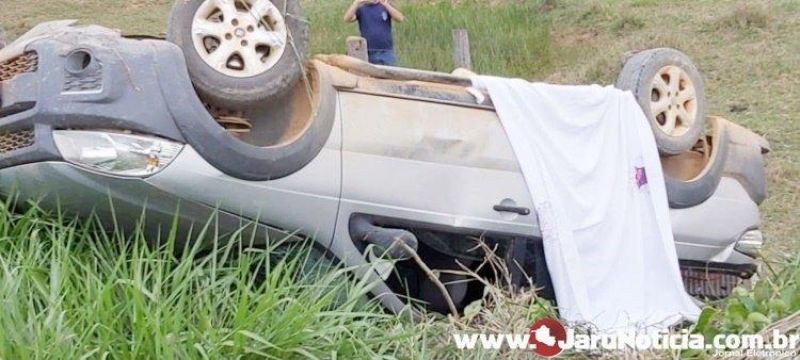 Jovem morre após carro capotar, em Vale do Anari Jovem morre após carro capotar, em Vale do Anari