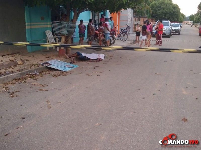 Marido enciumado mata homem que estava conversando com sua esposa no meio da rua, em Ji-Paraná Marido enciumado mata homem que estava conversando com sua esposa no meio da rua, em Ji-Paraná