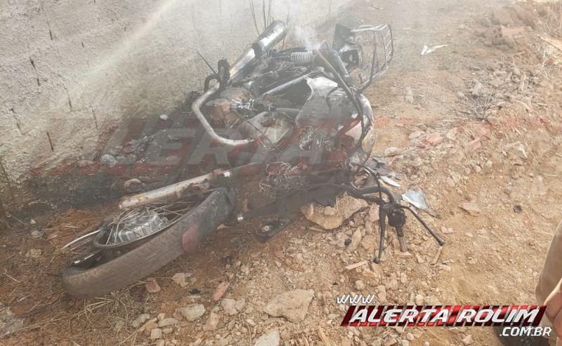Motocicleta pega fogo após condutor desviar de cachorro e sofrer queda na Rua Parnaíba, em Rolim de Moura Motocicleta pega fogo após condutor desviar de cachorro e sofrer queda na Rua Parnaíba, em Rolim de Moura