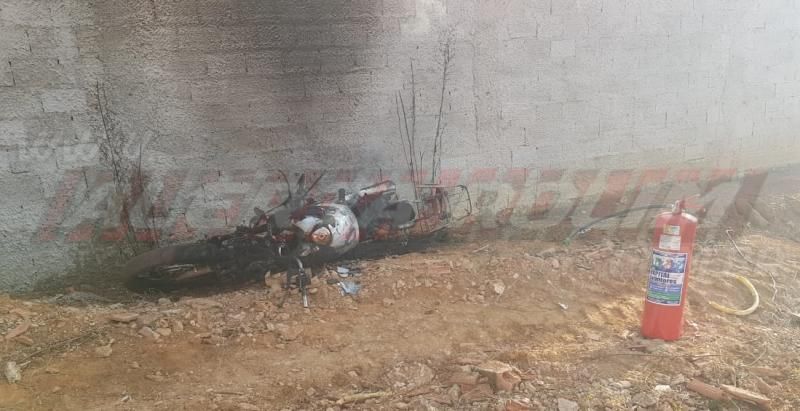 Motocicleta pega fogo após condutor desviar de cachorro e sofrer queda na Rua Parnaíba, em Rolim de Moura Motocicleta pega fogo após condutor desviar de cachorro e sofrer queda na Rua Parnaíba, em Rolim de Moura