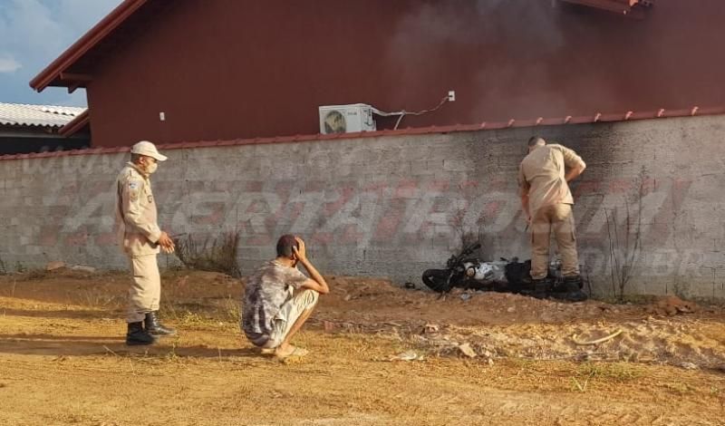 Motocicleta pega fogo após condutor desviar de cachorro e sofrer queda na Rua Parnaíba, em Rolim de Moura Motocicleta pega fogo após condutor desviar de cachorro e sofrer queda na Rua Parnaíba, em Rolim de Moura