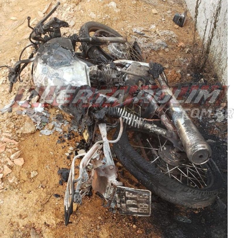 Motocicleta pega fogo após condutor desviar de cachorro e sofrer queda na Rua Parnaíba, em Rolim de Moura Motocicleta pega fogo após condutor desviar de cachorro e sofrer queda na Rua Parnaíba, em Rolim de Moura