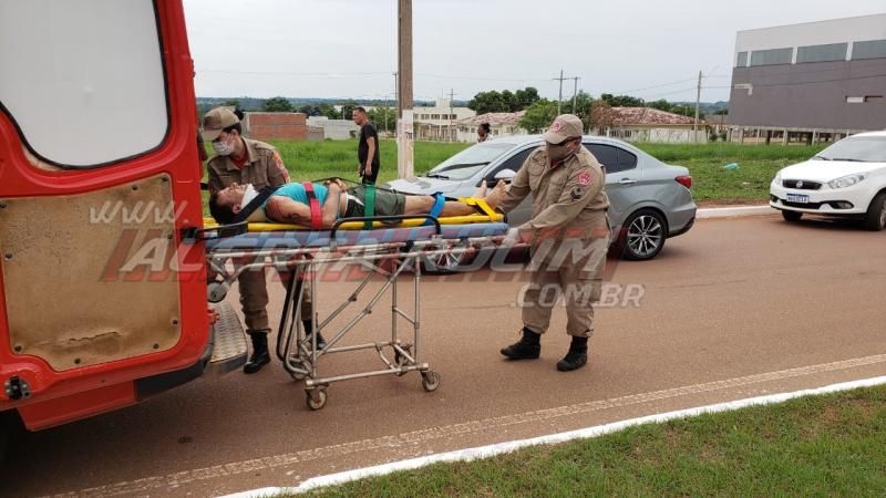 Motociclista é socorrido pelos bombeiros após atingir carreta estacionada na Avenida Norte Sul, em Rolim de Moura Motociclista é socorrido pelos bombeiros após atingir carreta estacionada na Avenida Norte Sul, em Rolim de Moura